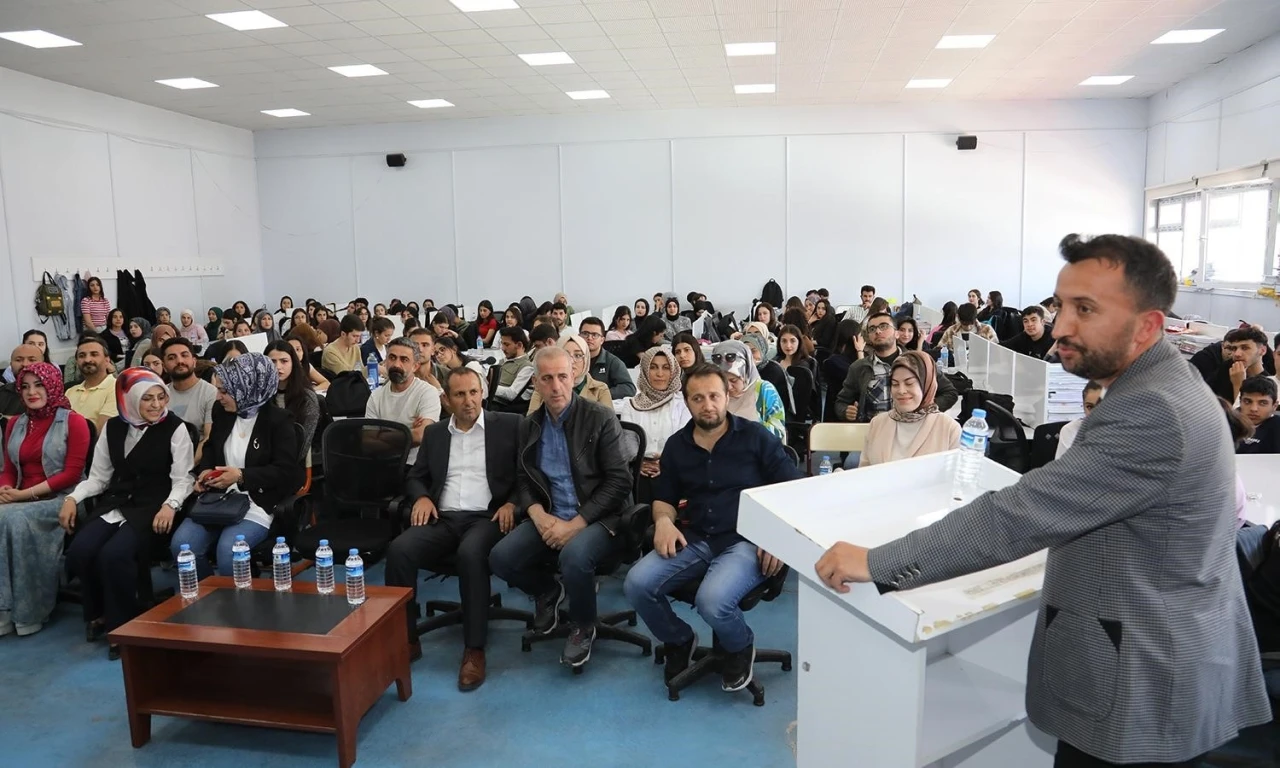 Van Büyükşehir Belediyesinden öğrencilere ‘meslek tanıtım’ semineri
