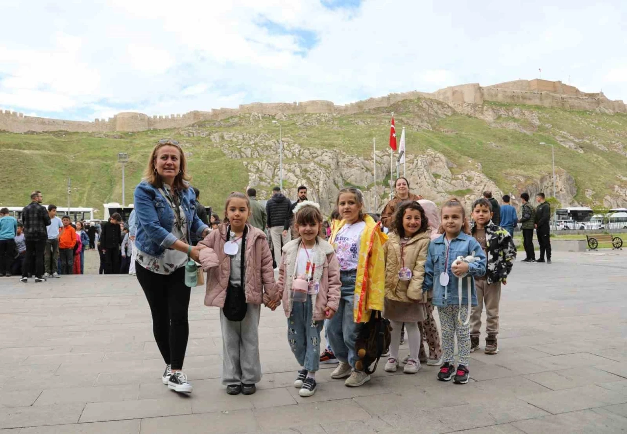 Van Büyükşehir Belediyesinden öğrencilere müze gezisi
