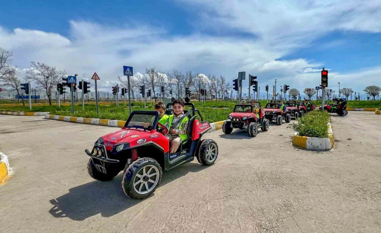 Van Büyükşehir Belediyesinden öğrencilere trafik eğitimi
