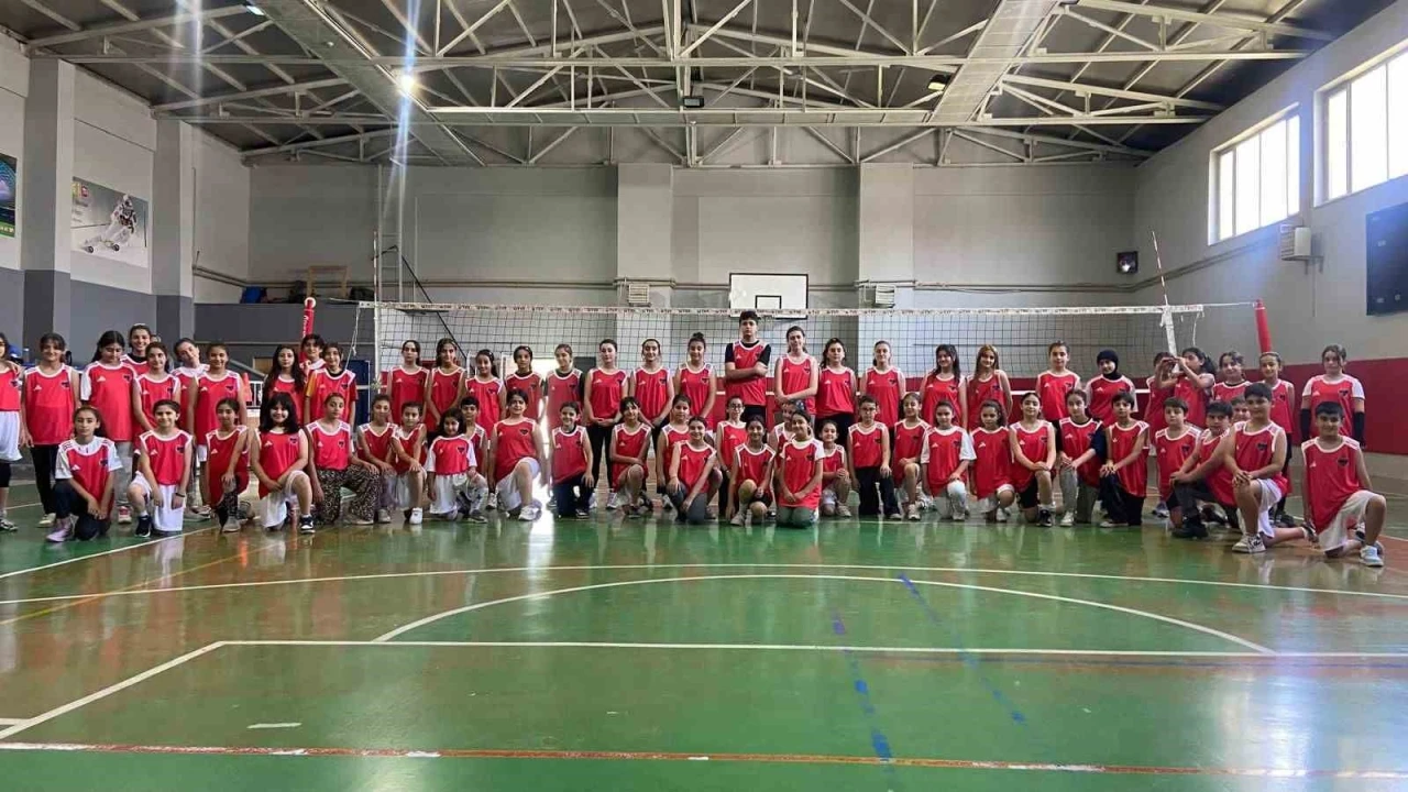 Van Büyükşehir Belediyespor geleceğin voleybolcularını yetiştiriyor
