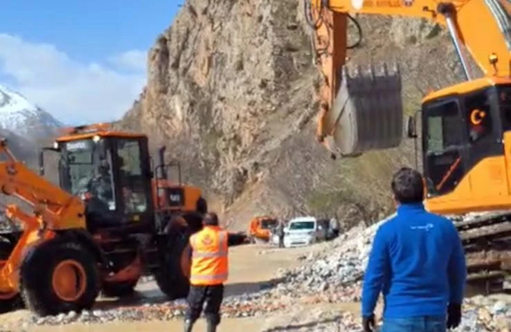Van-&Ccedil;atak kara yolu yeniden ulaşıma a&ccedil;ıldı
