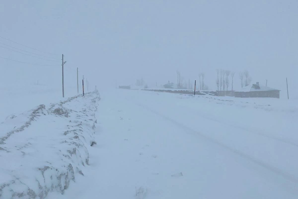Van-&Ccedil;atak kara yolu yeniden ulaşıma kapatıldı

