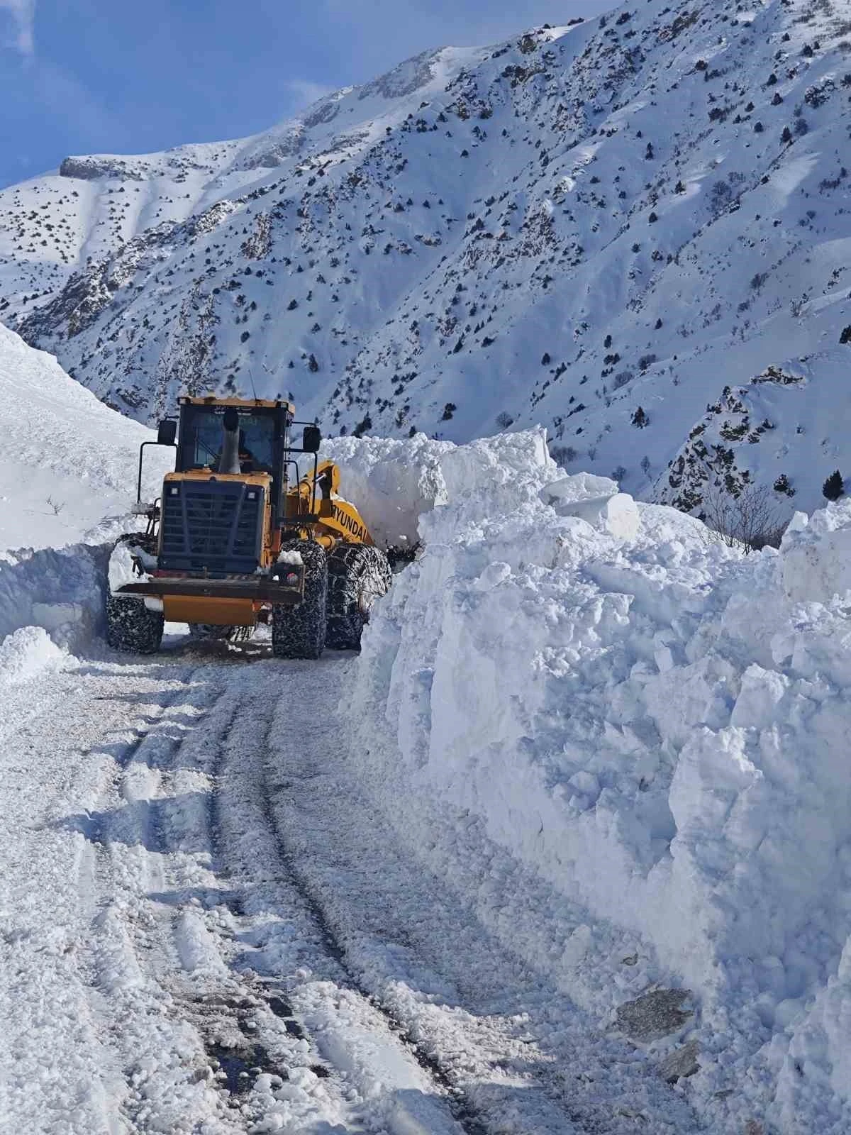 Van-&Ccedil;atak karayolu ulaşıma a&ccedil;ılmaya &ccedil;alışılıyor
