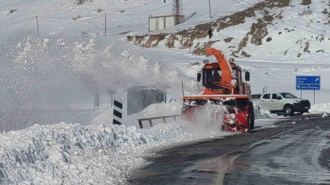 Van-&Ccedil;atak yolunda 5. g&uuml;n: Ge&ccedil;işler sadece acil ve &ouml;ncelikli ara&ccedil;lara a&ccedil;ık
