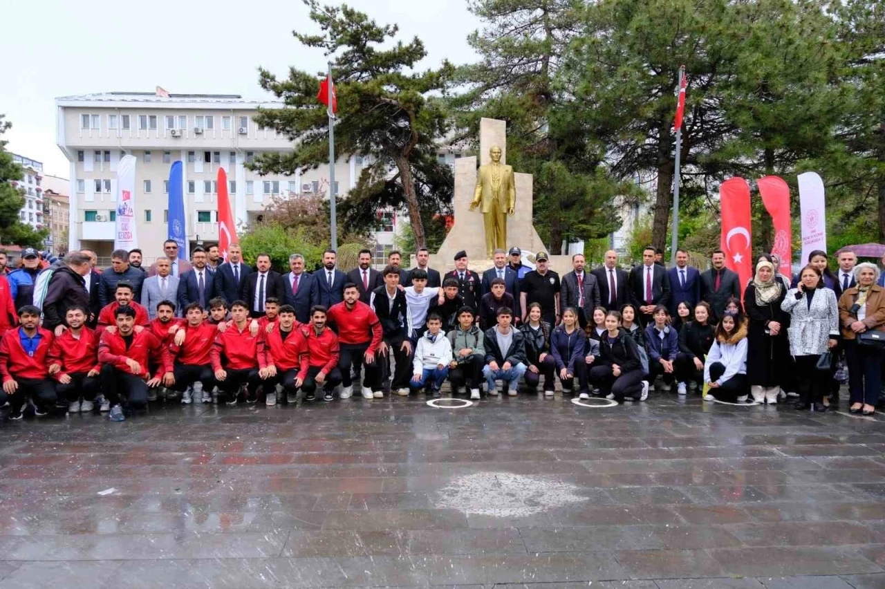 Van&rsquo;da 19 Mayıs kutlamaları &ccedil;elenk sunma t&ouml;reniyle başladı
