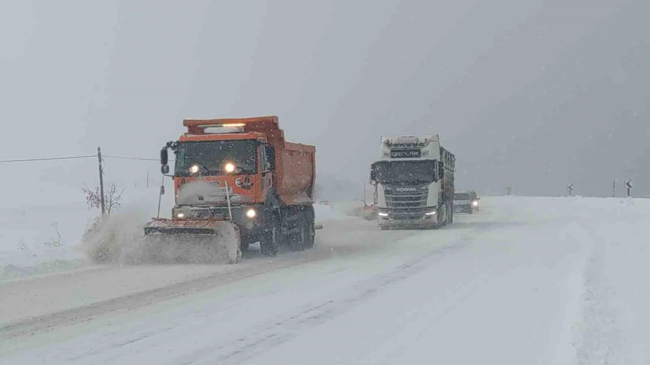 Van&rsquo;da 266 yerleşim yerinin yolu kapalı
