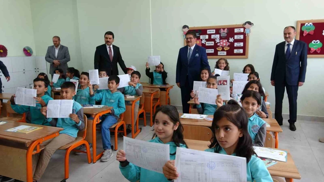 Van&rsquo;da 275 bin 826 &ouml;ğrenci karne heyecanı yaşadı
