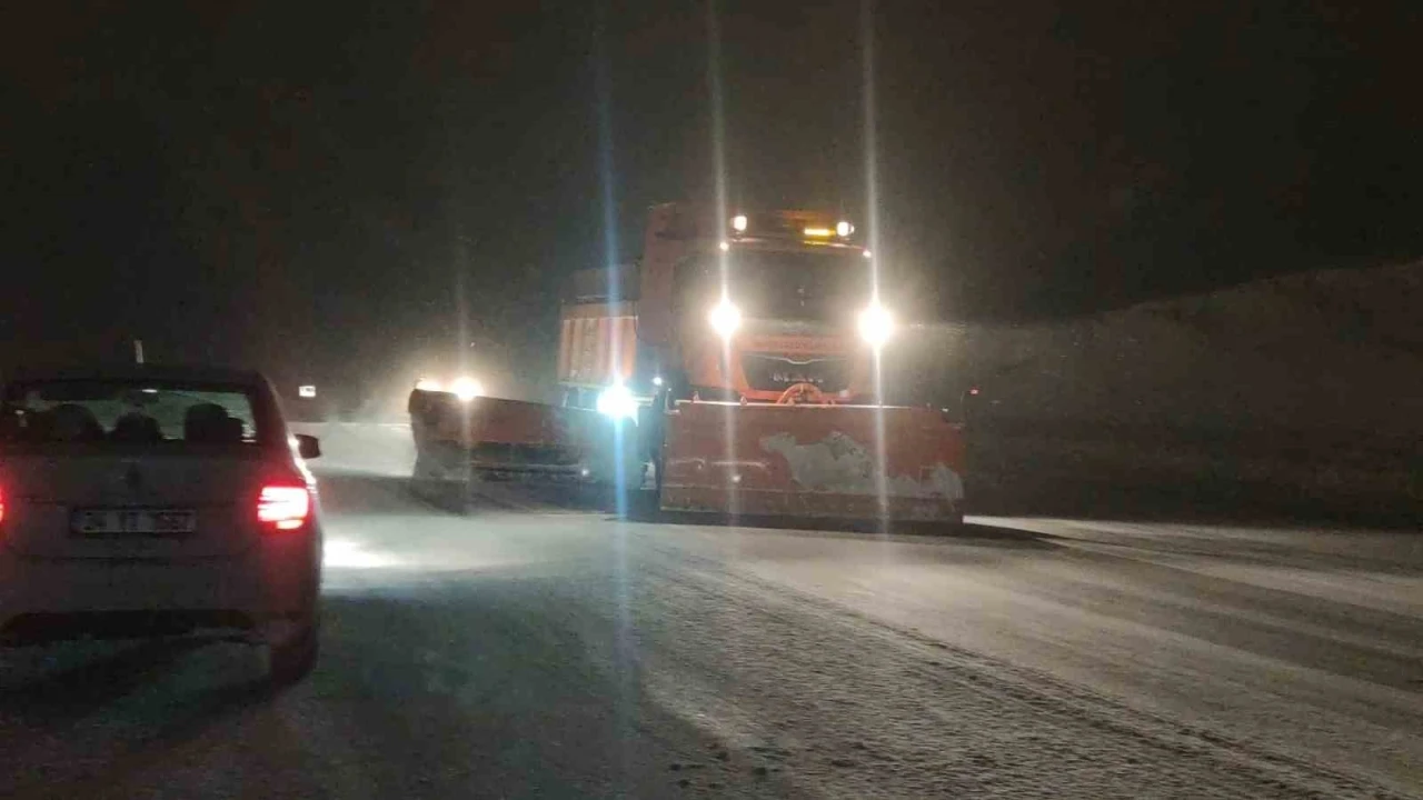 Van&rsquo;da 341 yerleşim yerinin yolu kapandı
