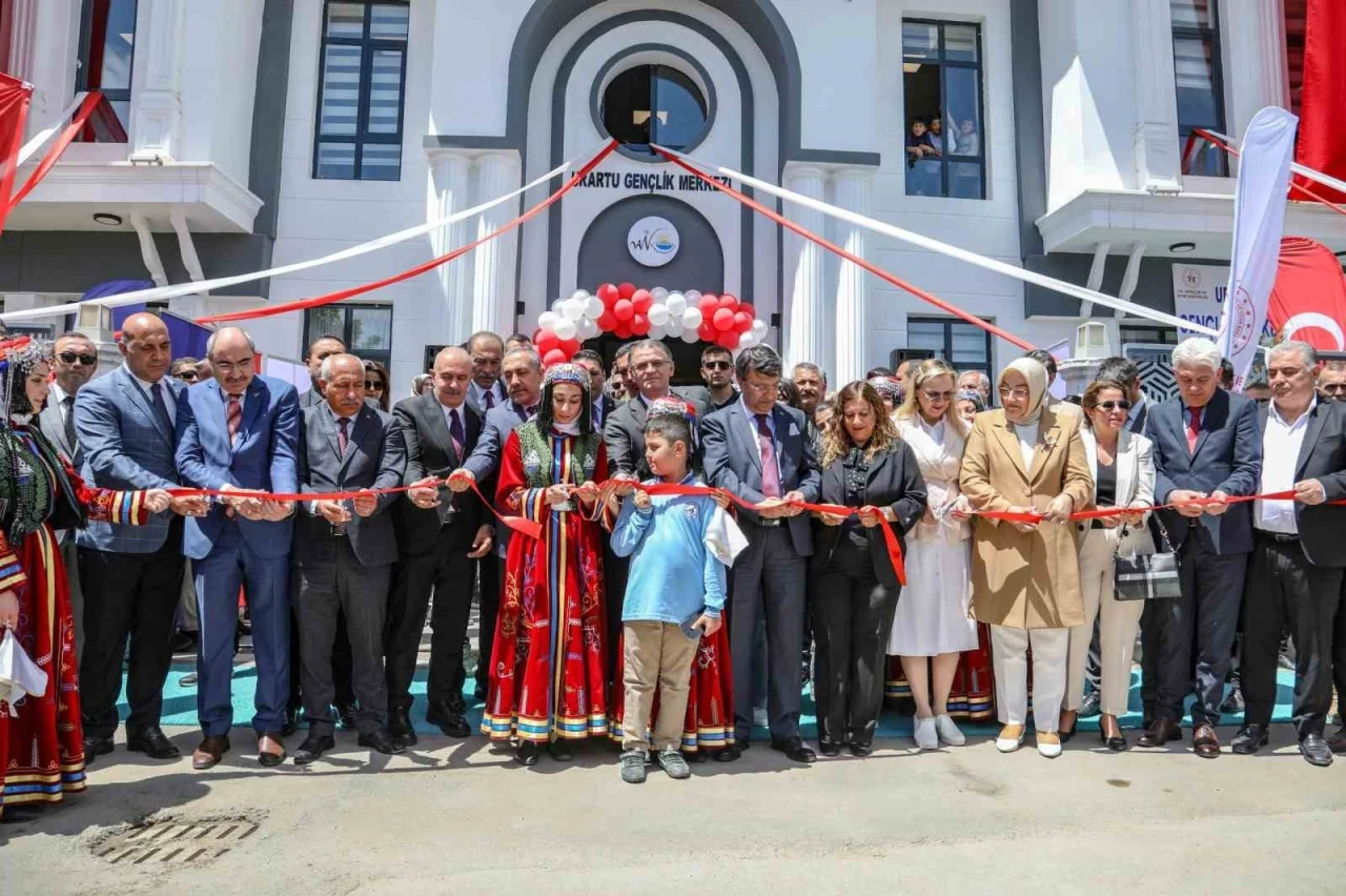 Van’da 4 gençlik merkezinin açılışı yapıldı
