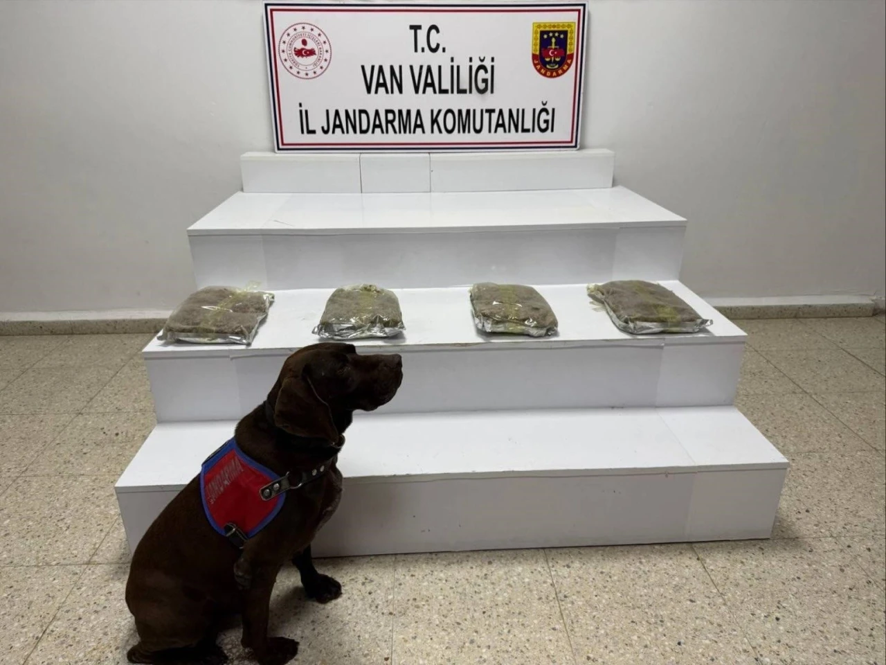 Van&rsquo;da 5 kilo 250 gram kubar esrar ele ge&ccedil;ildi
