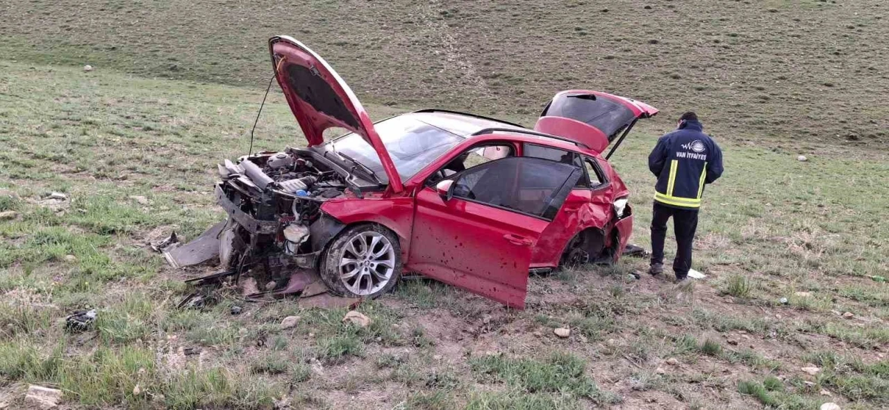 Van’da 50 metrelik uçuruma yuvarlanan otomobilin sürücüsü yaralandı
