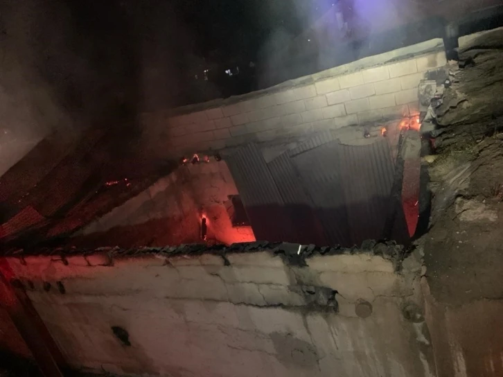 Van&rsquo;da ahır, tandır evi ve garaj yangını
