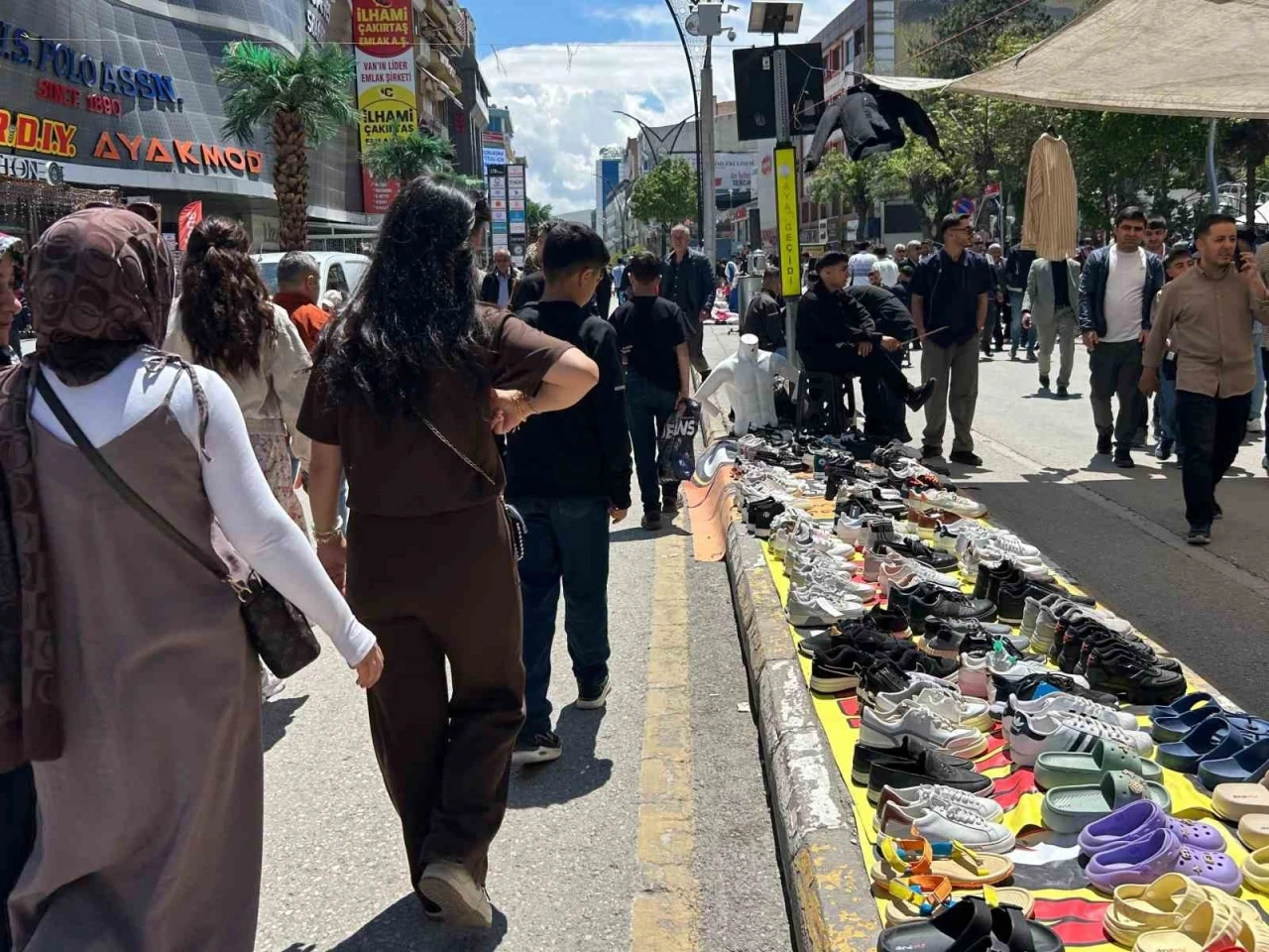 Van&rsquo;da bayram yoğunluğu: Caddeler doldu taştı
