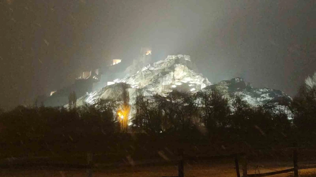 Van&rsquo;da beklenen kar geldi: Kent merkezi beyaza b&uuml;r&uuml;nd&uuml;
