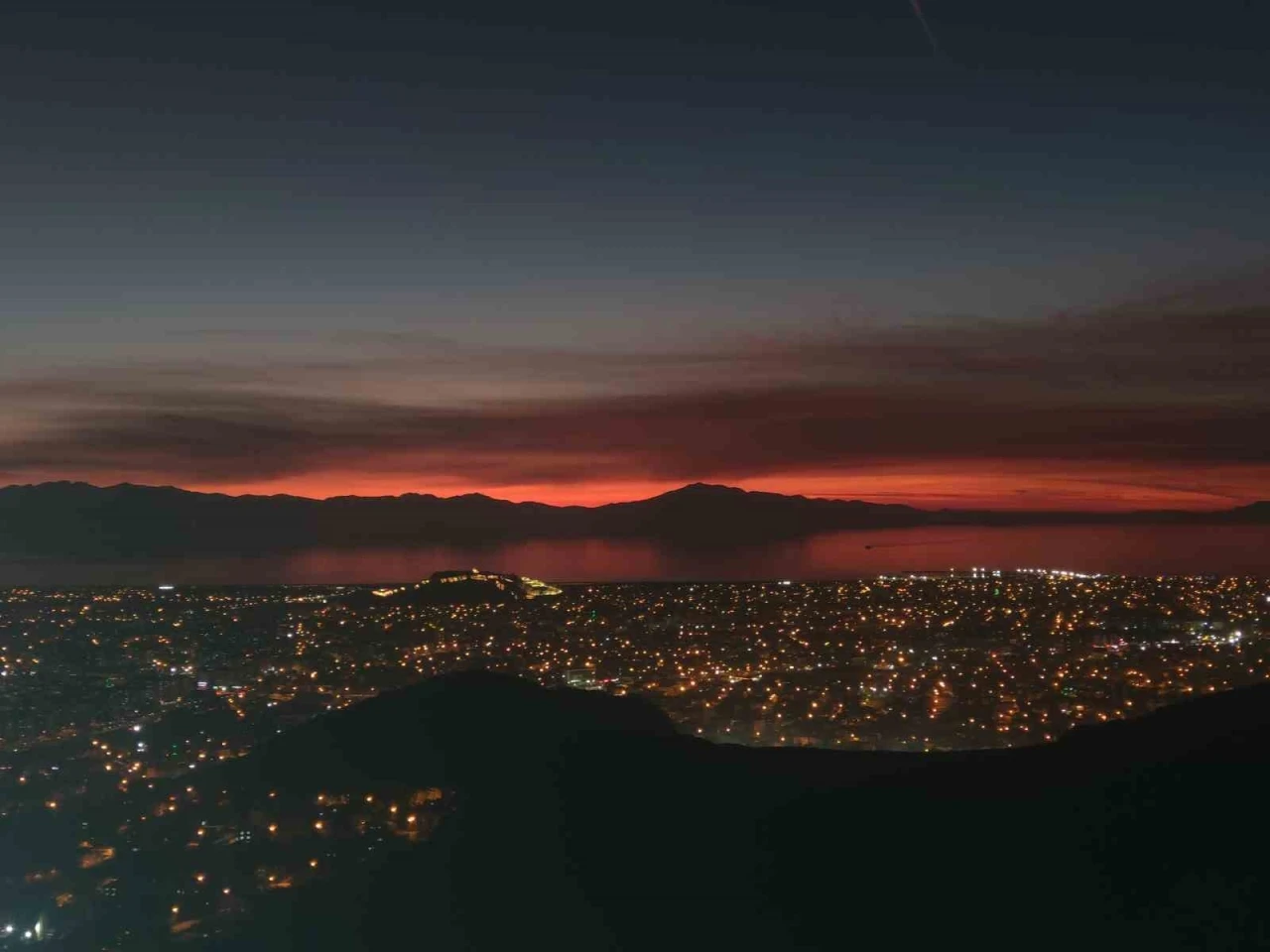 Van’da büyüleyici günbatımı: Gökyüzü kızıla boyandı, kartpostallık manzaralar ortaya çıktı
