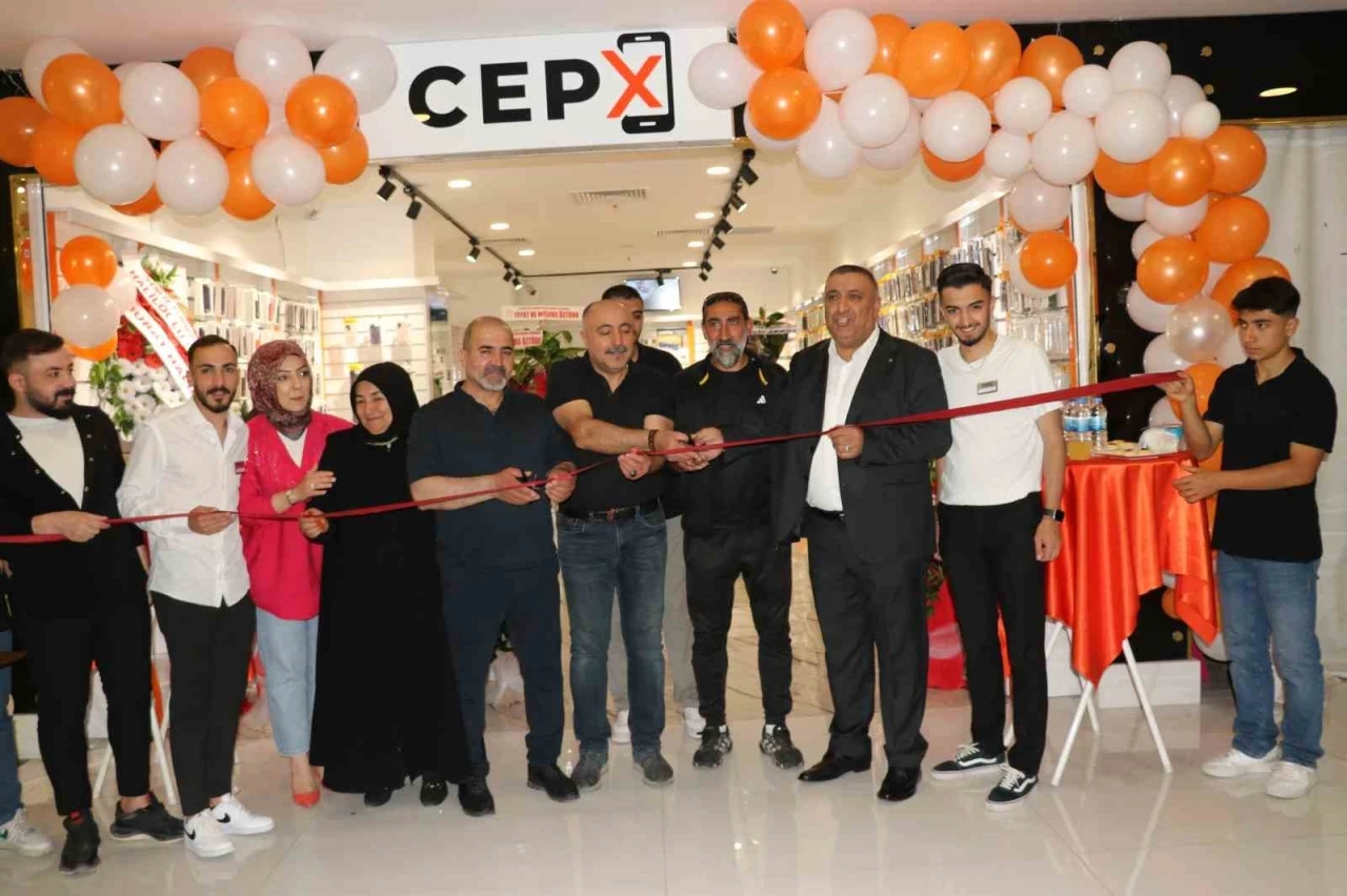 Van’da Cep X telefon mağazası açıldı
