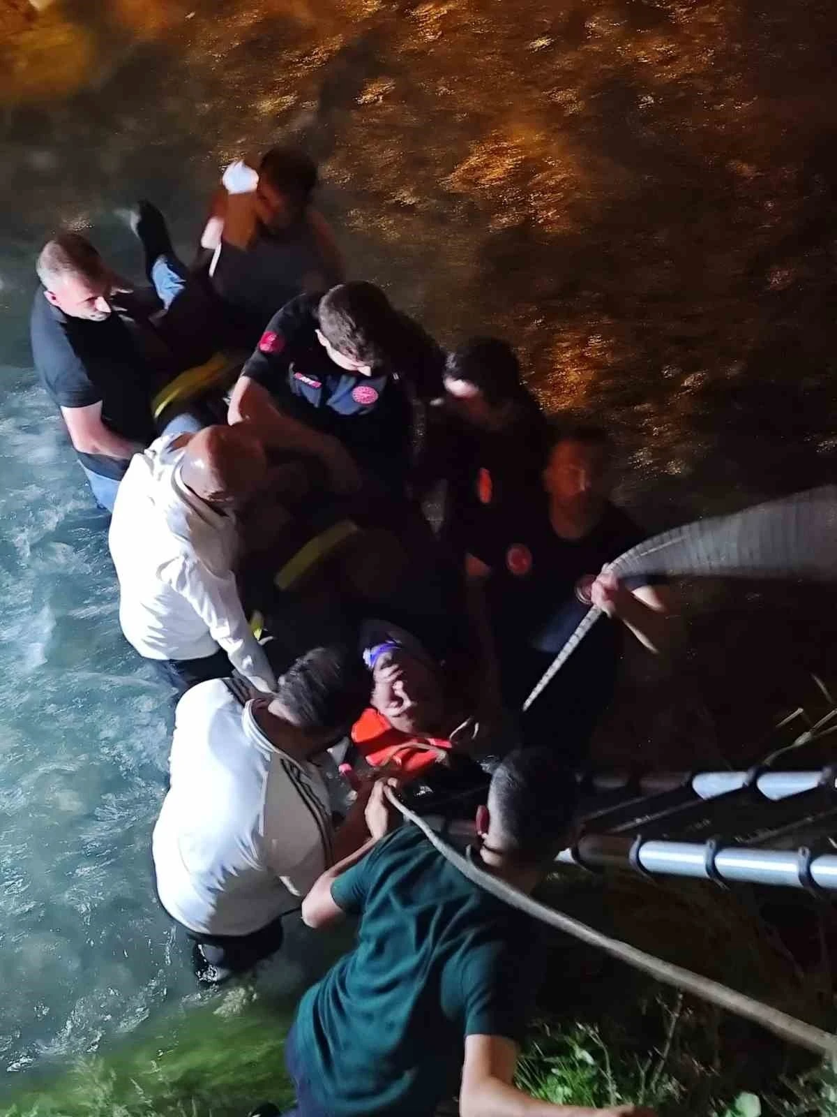 Van&rsquo;da dereye d&uuml;şen kamyonetin s&uuml;r&uuml;c&uuml;s&uuml; yaralandı
