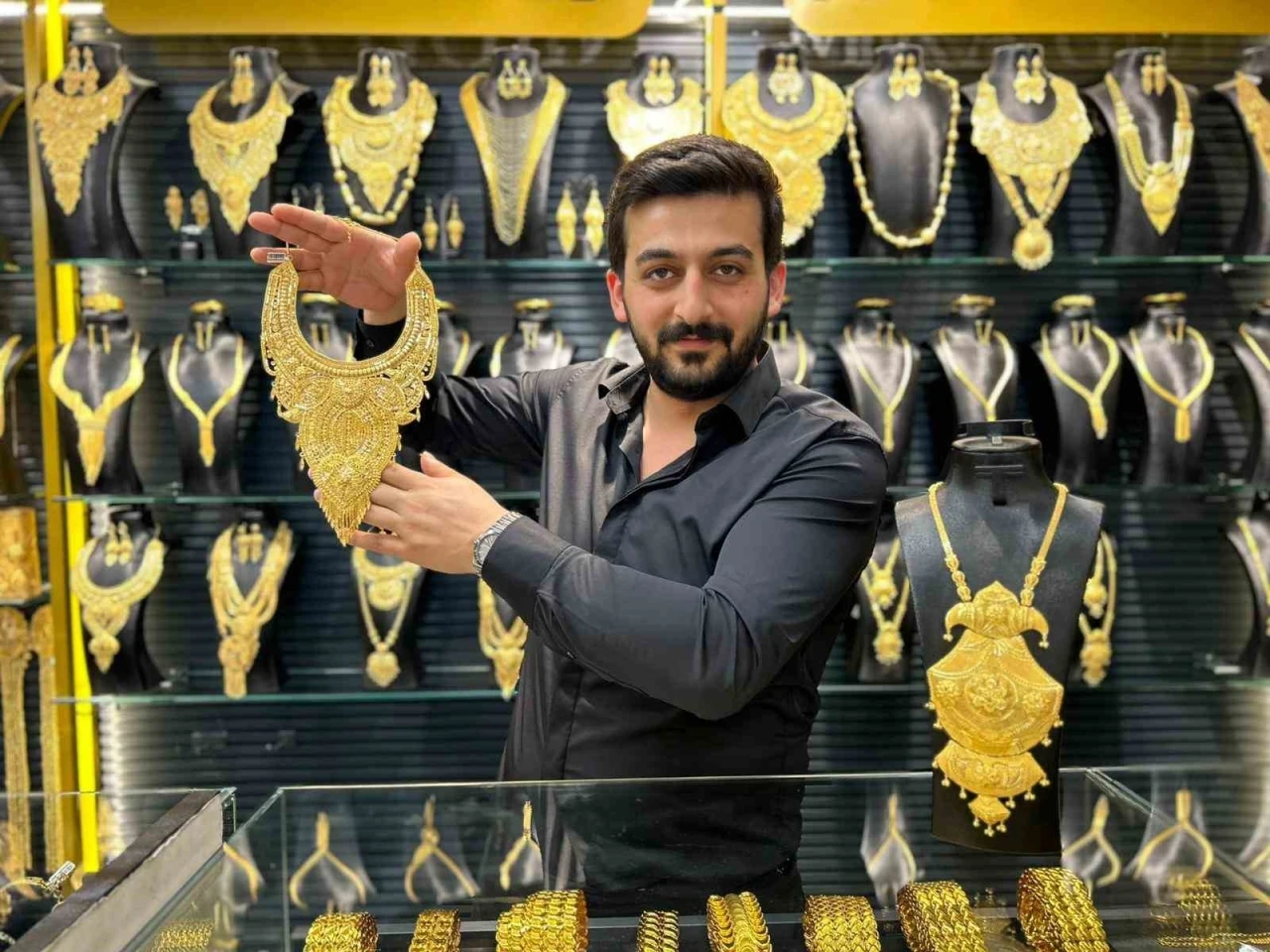 Van&rsquo;da d&uuml;ğ&uuml;n yapanların yeni tercihi altın g&ouml;r&uuml;n&uuml;ml&uuml; setler
