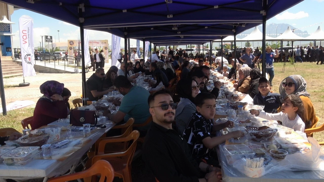 Van&rsquo;da &rsquo;D&uuml;nya Kahvaltı G&uuml;n&uuml;&rsquo; renkli g&ouml;r&uuml;nt&uuml;lerle kutlandı
