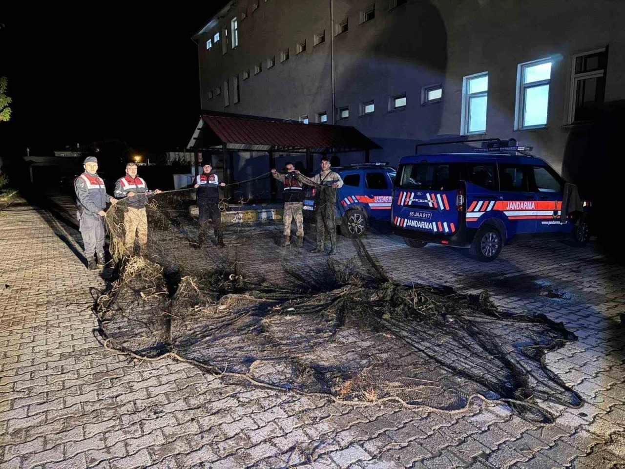 Van’da ele geçirilen 1 ton canlı balık suya bırakıldı
