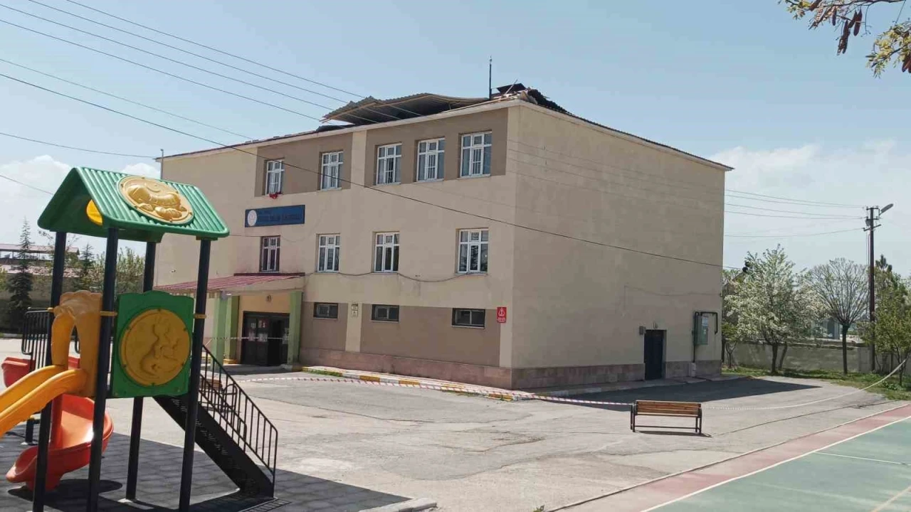 Van’da fırtına okulun çatısını uçurdu

