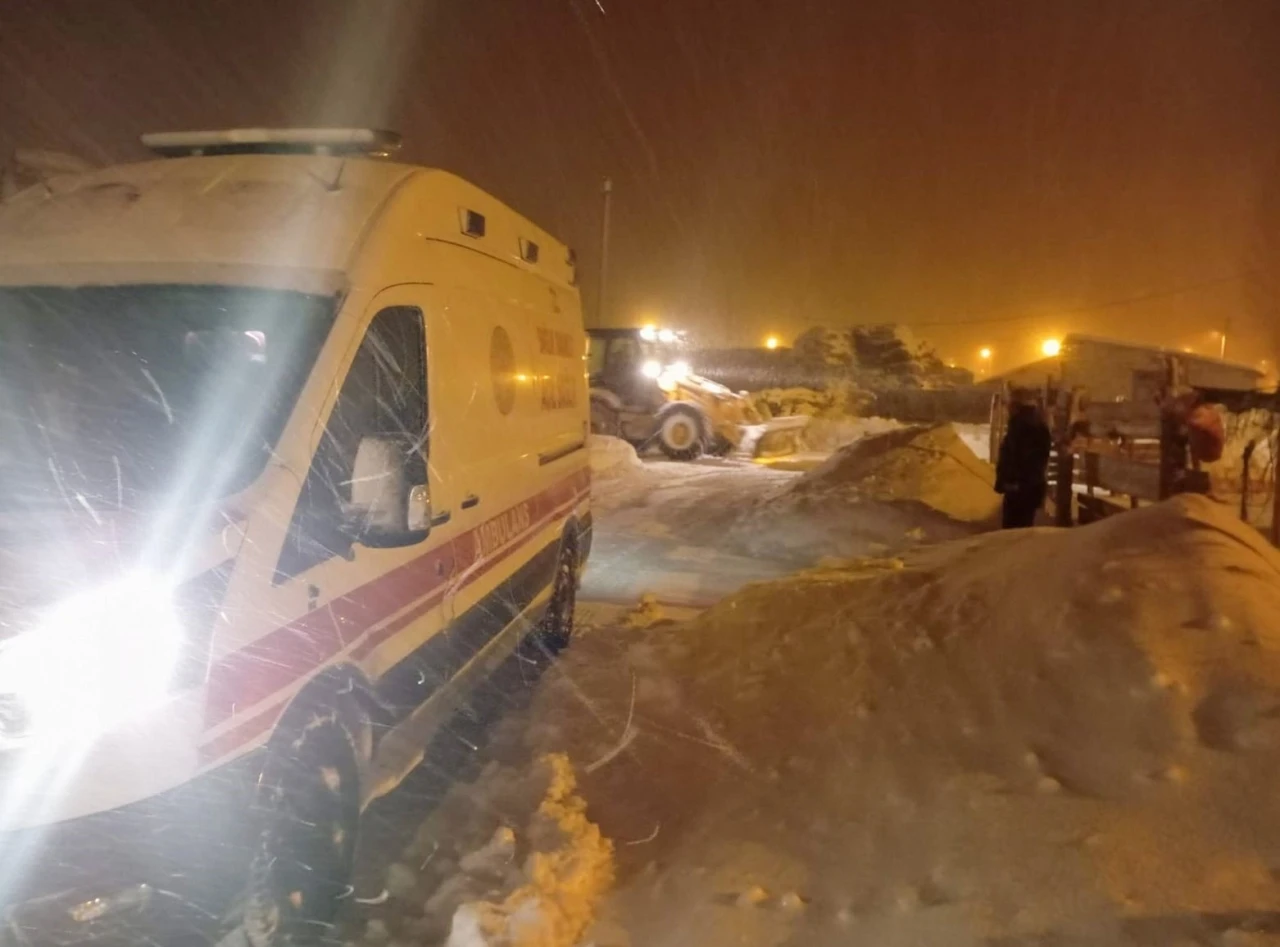 Van&rsquo;da hasta ve mahsur kalanlar belediyenin &ccedil;abasıyla kurtarıldı
