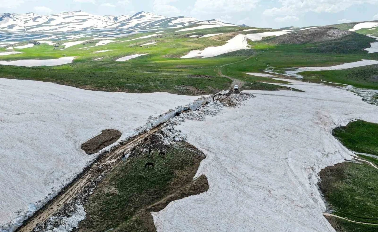 Van’da haziranda 3 metreyi bulan karda yol açma çalışması