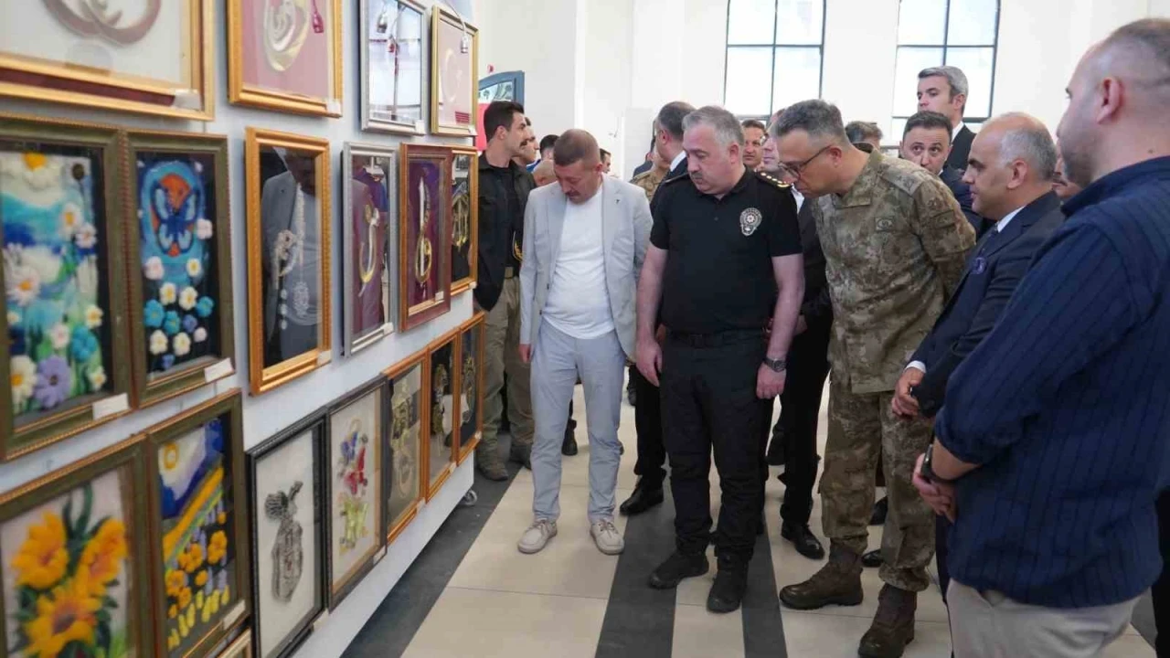 Van&rsquo;da h&uuml;k&uuml;ml&uuml; ve tutukluların yaptığı eserler sergilendi
