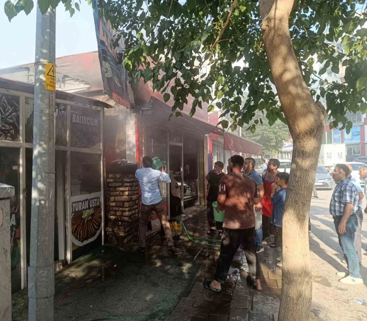 Van’da iş yerinde yangın paniği: İlk müdahaleyi vatandaşlar yaptı
