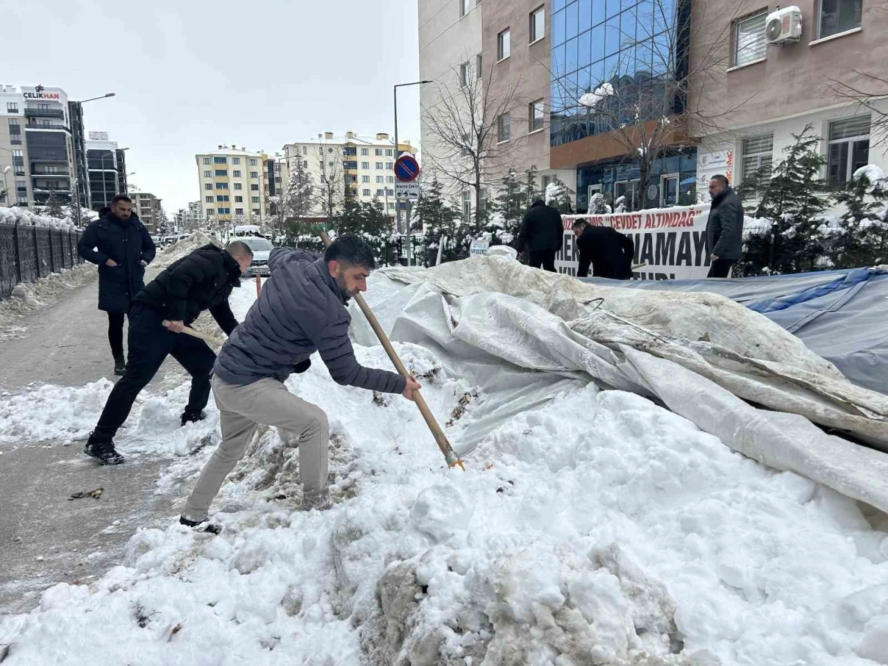 Van&rsquo;da işten &ccedil;ıkarılan iş&ccedil;ilerin eylem &ccedil;adırı kar yağışı nedeniyle &ccedil;&ouml;kt&uuml;
