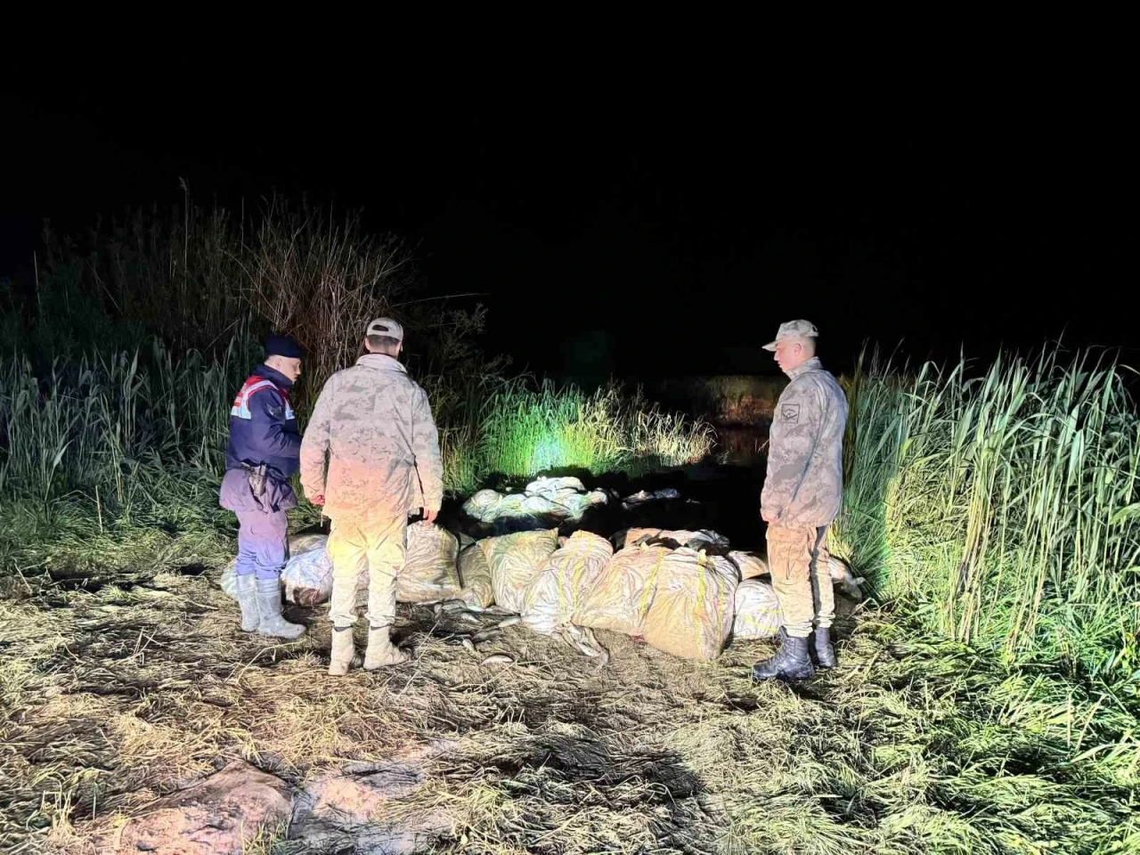 Van’da kaçak avlanmış 15 ton inci kefali ele geçirildi
