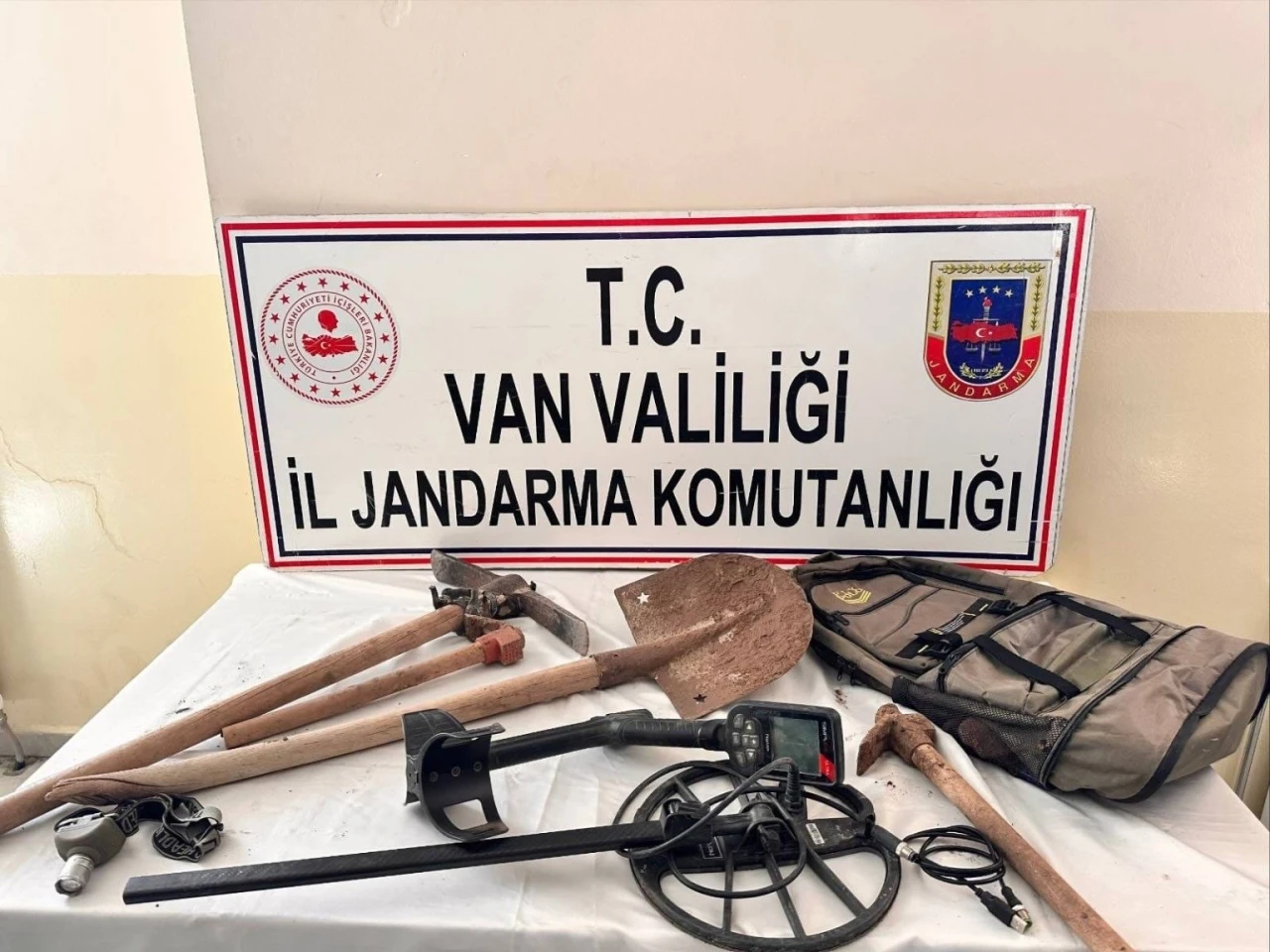 Van’da kaçak kazı yapan 2 kişiye adli işlem yapıldı