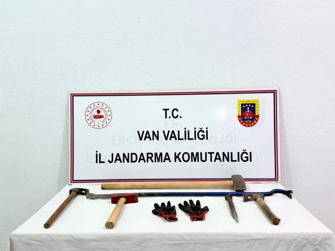 Van’da kaçak kazı yapan 3 kişi yakalandı
