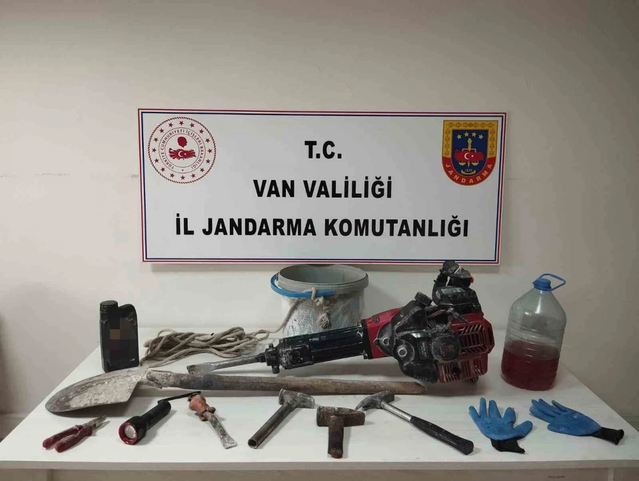 Van&rsquo;da ka&ccedil;ak kazı yapan 4 kişiye adli işlem yapıldı
