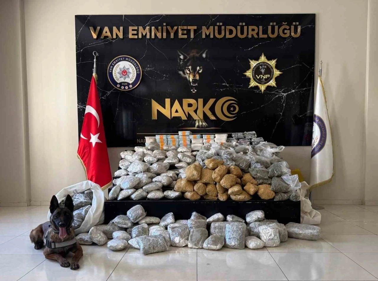 Van’da kamyonetteki yün çuvallarının içinden 122 kilo uyuşturucu çıktı
