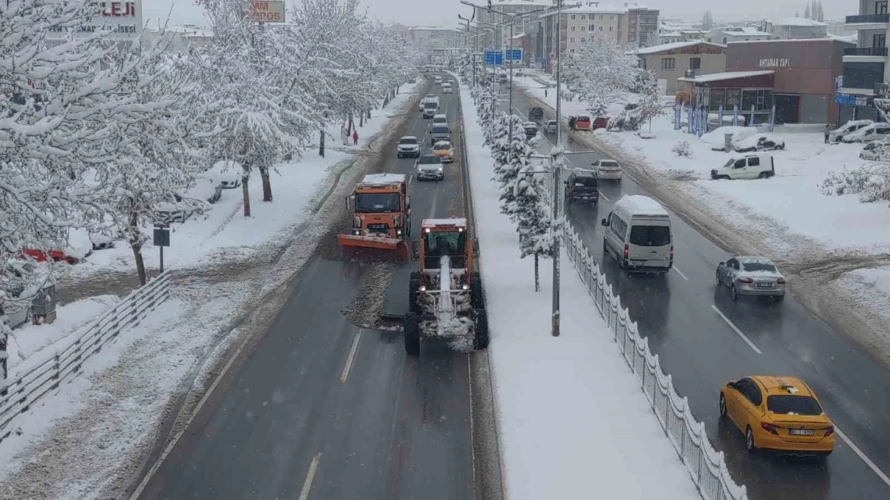 Van&rsquo;da kar yağışı hayatı olumsuz etkiliyor
