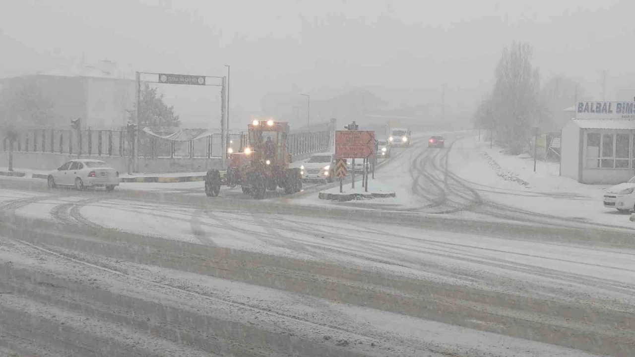 Van&rsquo;da kar yağışı trafiği olumsuz etkiledi: Maddi hasarlı kazalar meydana geldi
