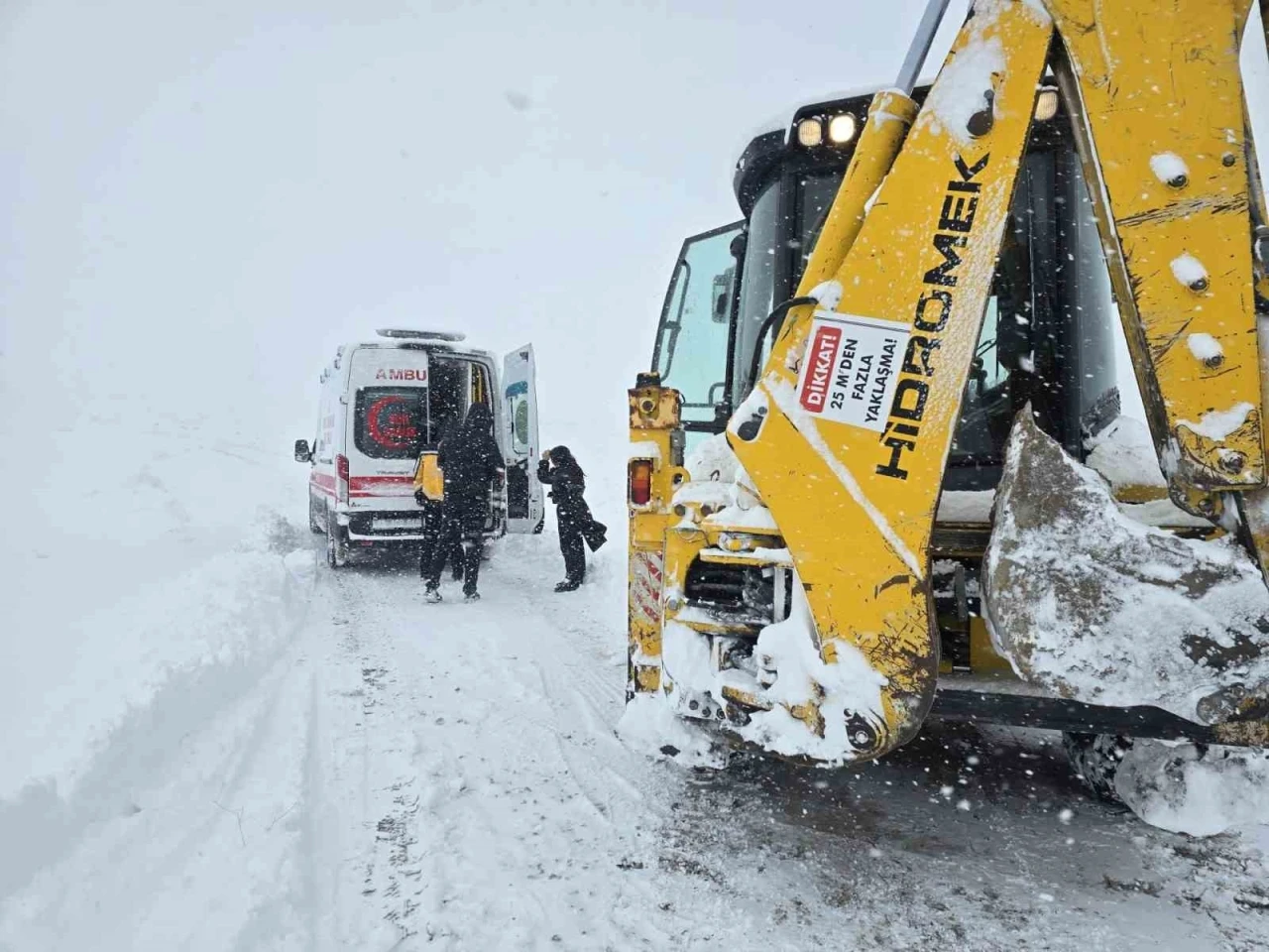 Van&rsquo;da kar yağışı ulaşımı aksattı: Sağlık ve belediye ekipleri alarma ge&ccedil;ti
