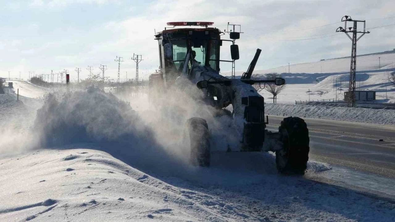 Van&rsquo;da kardan dolayı kapanan 625 yoldan 408&rsquo;i a&ccedil;ıldı
