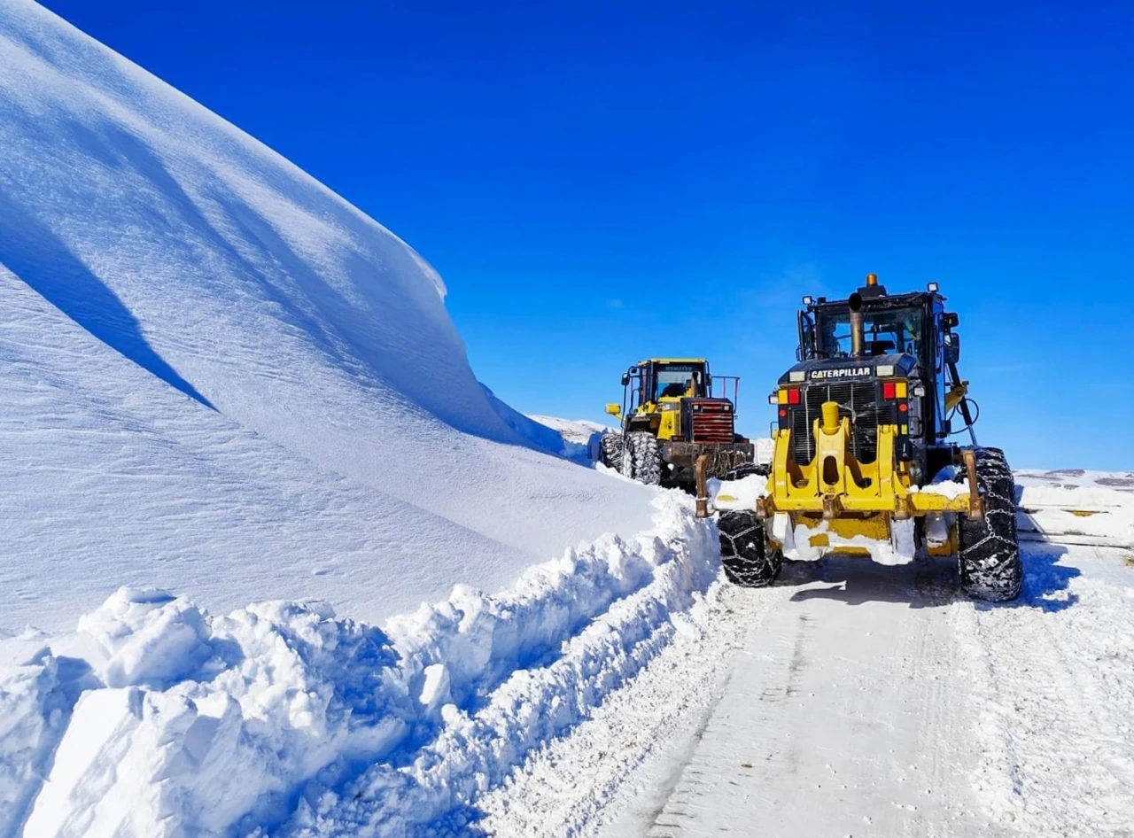 Van&rsquo;da kardan dolayı kapanan 625 yoldan 586&rsquo;sı a&ccedil;ıldı
