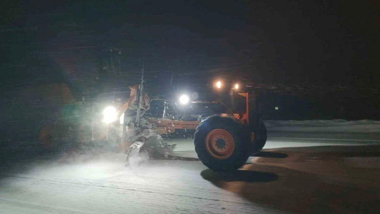 Van&rsquo;da Kurubaş Ge&ccedil;idi&rsquo;nde kar ve tipi ulaşımı olumsuz etkiliyor
