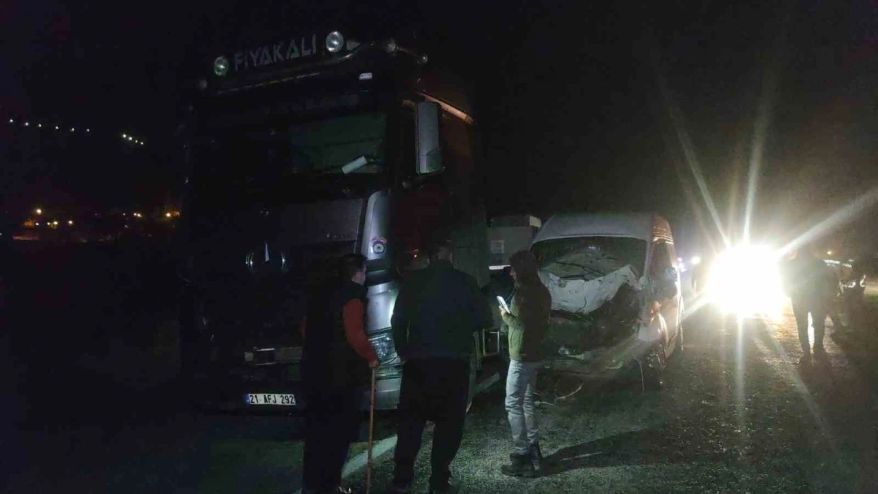 Van’da minibüs ve otomobil ineğe çarptı: Kazada 2 kişi yaralandı, inek telef oldu
