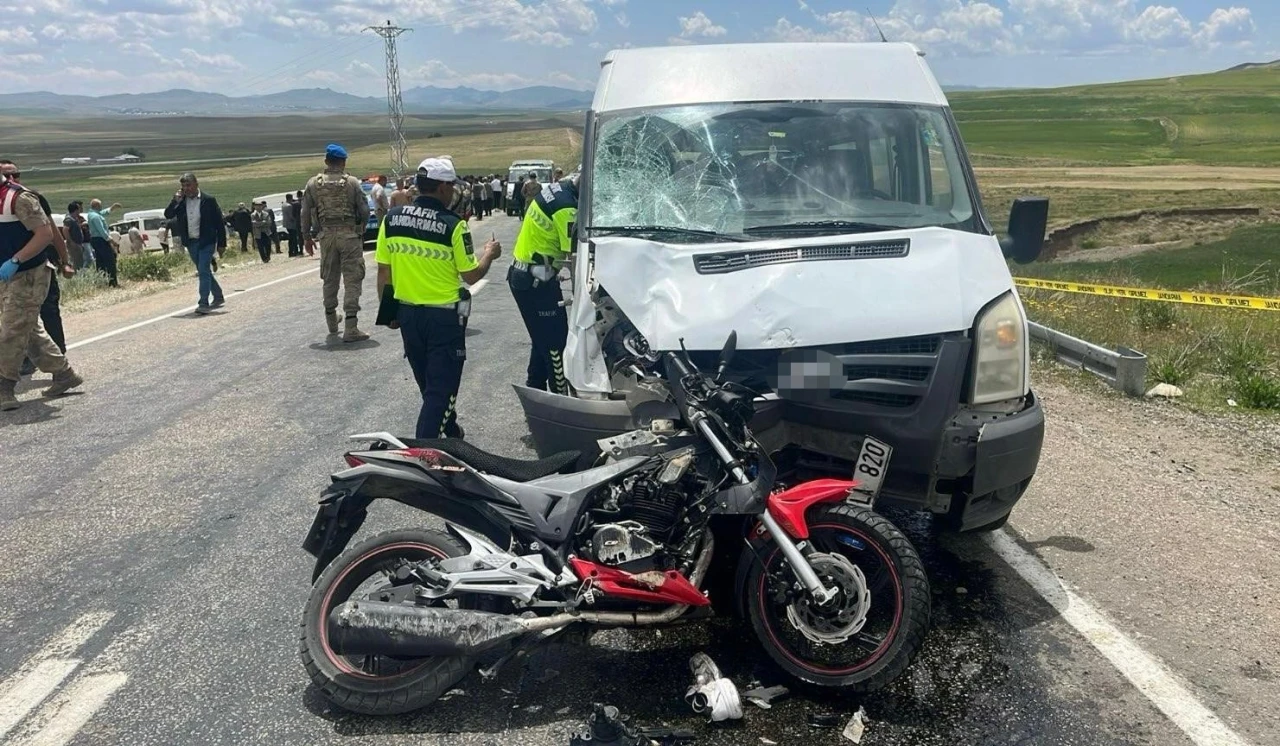 Van’da motosiklet ile minibüs çarpıştı: 2 ölü
