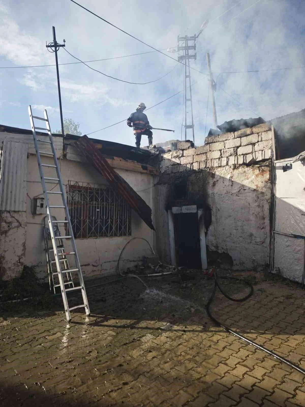 Van&rsquo;da odunluk yangını
