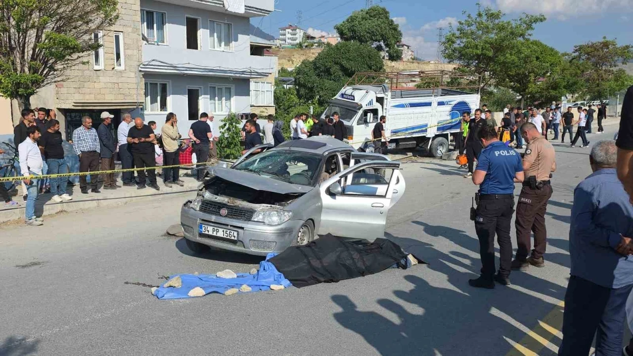 Van&rsquo;da otomobil kamyonetle &ccedil;arpıştı: 1 &ouml;l&uuml;, 4 yaralı
