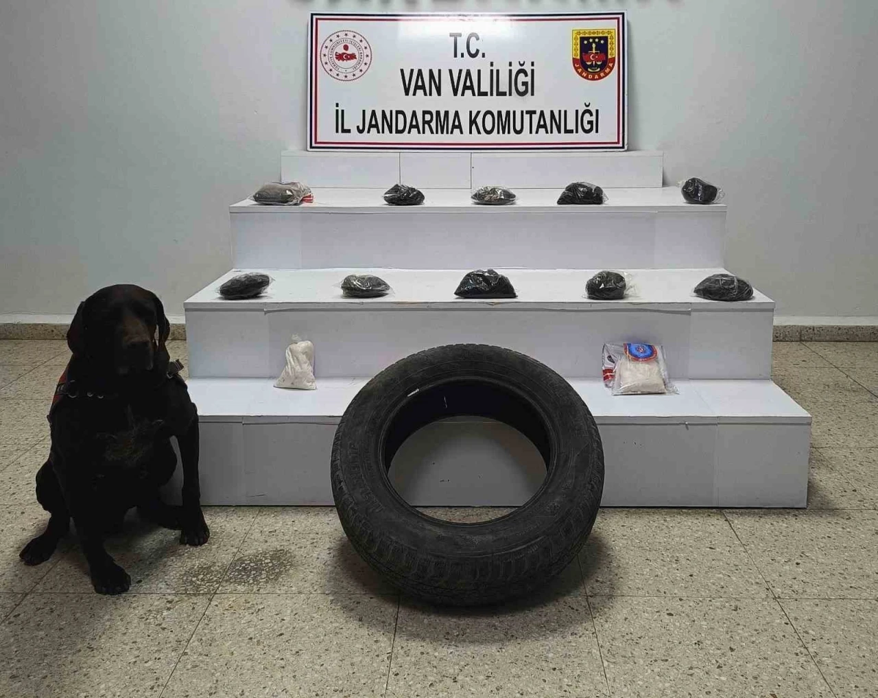 Van’da otomobil lastiğinde 6 kilo uyuşturucu ele geçirildi
