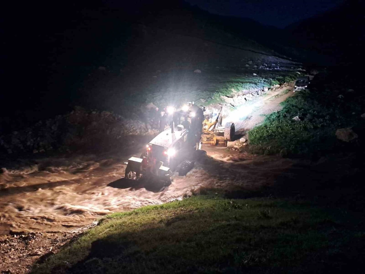 Van’da pancar toplamaya giden vatandaşlar su seviyesi yükselince mahsur kaldı
