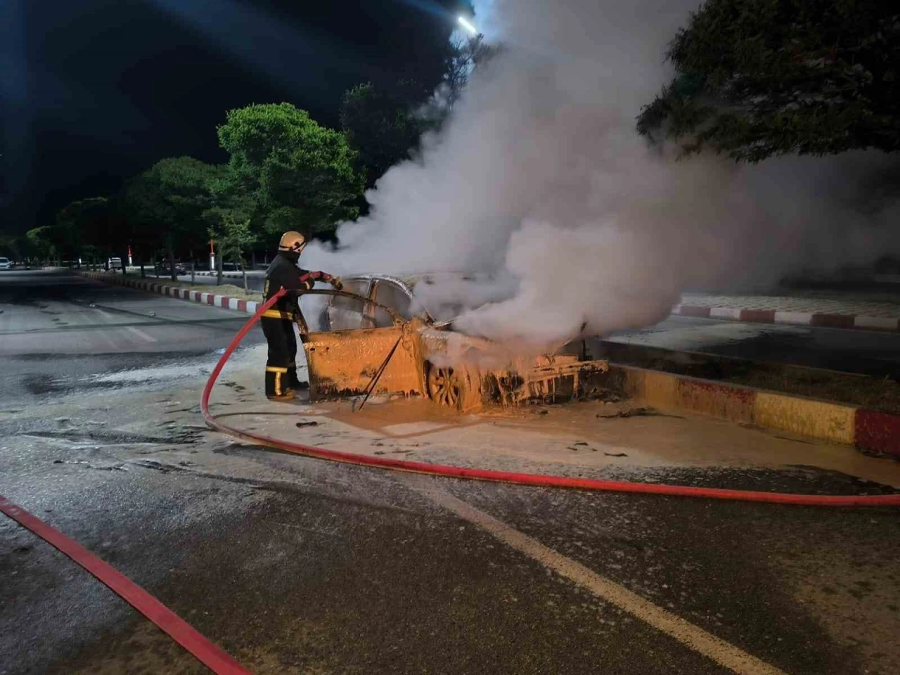 Van’da park halindeki araca çarpan otomobil alev alev yandı
