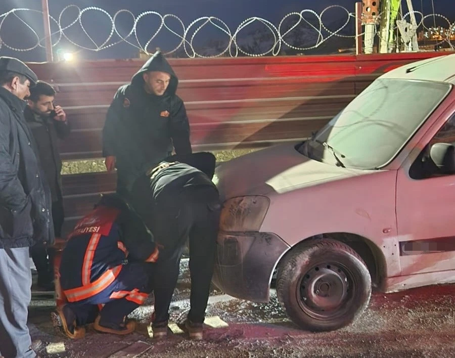 Van&rsquo;da park halindeki kamyonette yangın
