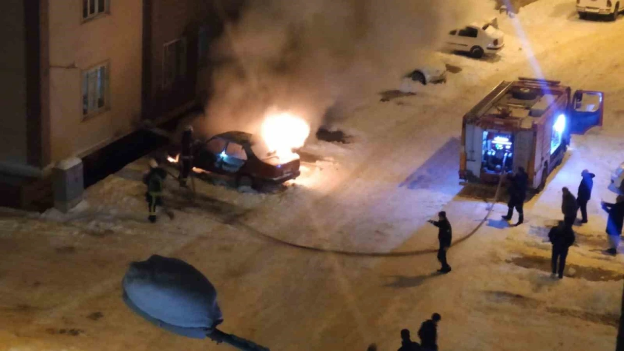 Van&rsquo;da park halindeki otomobil alev alev yandı
